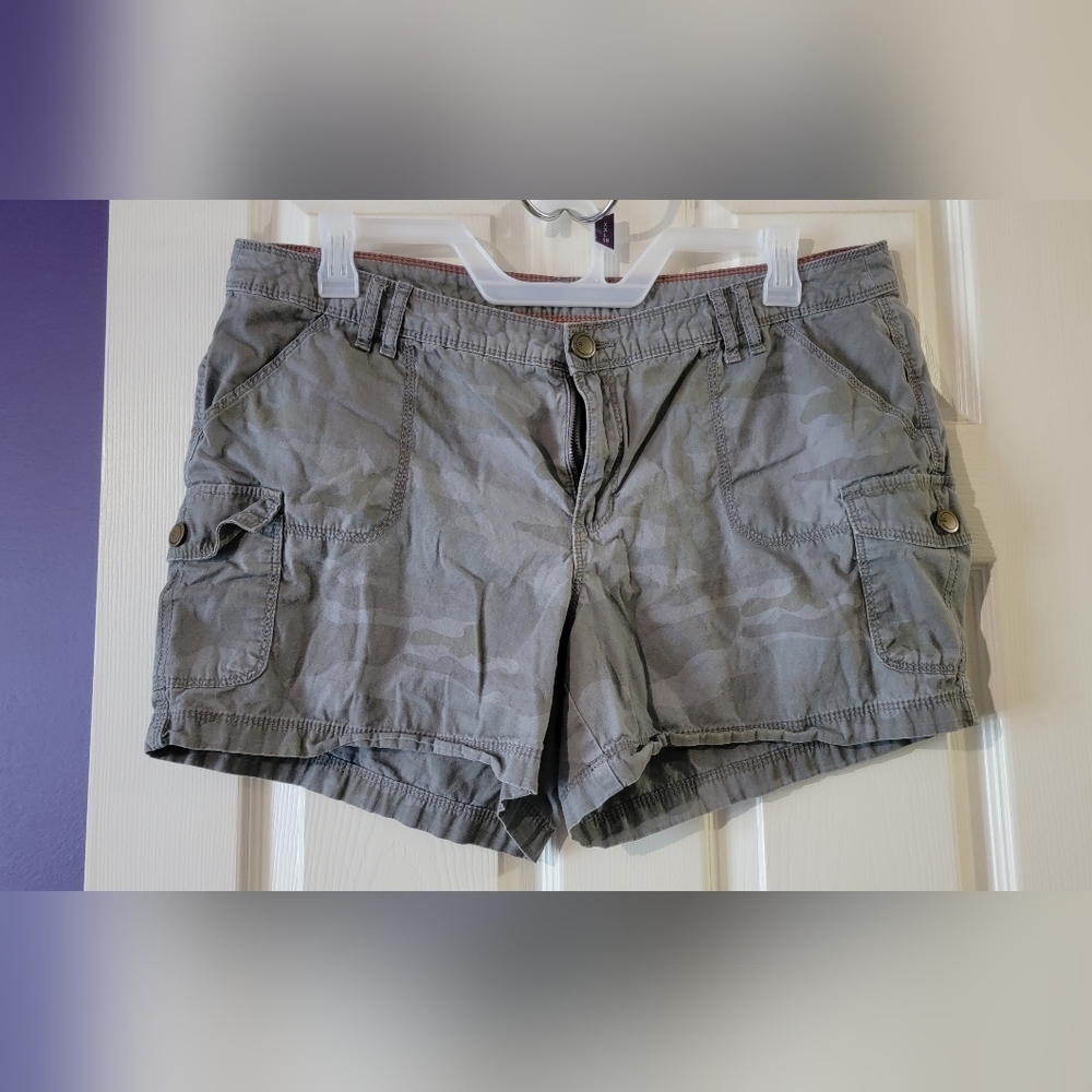 Natural reflections camo print cargo shorts size 16